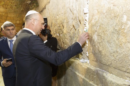 Moldovan Prime Minister visits the Western Wall