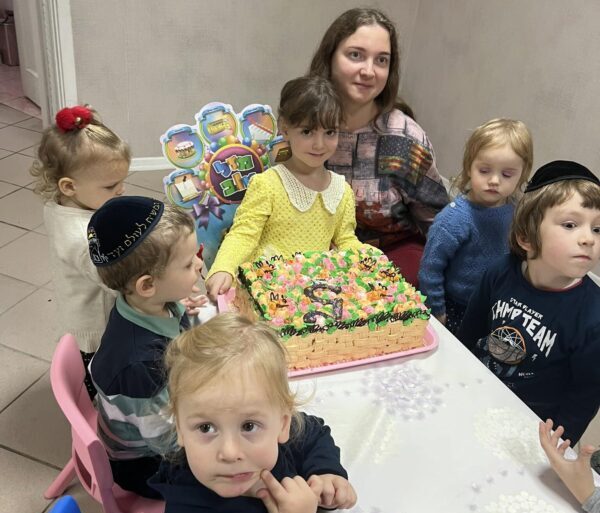 Сегодня в детском саду «Хабад Любавич» был огромный торт и много поздравлений