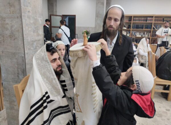 בית הכנסת הגדול מקבל בברכה את האורחים והפליטים