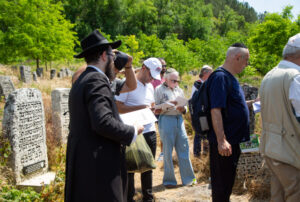 הרב מענדל גוצל עם הקהילה מתפללים בקברו של ר' שבתאי.