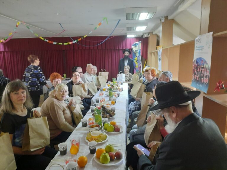 רבה הראשי של מולדובה מנחם מענדל אקסלרוד בביקור בעיר בעלץ לכבוד ראש השנה